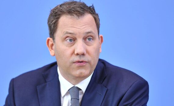 Lars Klingbeil (Archiv) im Gespräch, Hinweis auf Start-ups und Investitionen in Ostdeutschland (Deutschlandfonds).