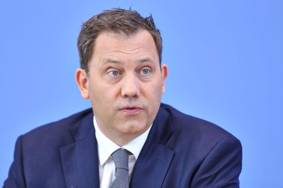 Lars Klingbeil (Archiv) im Gespräch, Hinweis auf Start-ups und Investitionen in Ostdeutschland (Deutschlandfonds).