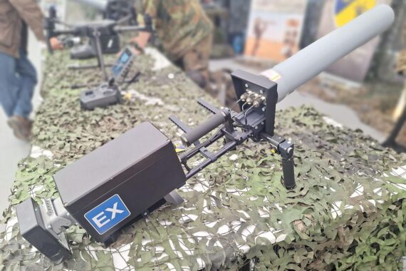 Anti-Drohnen-Gewehr im Archiv, dazu Diskussion über Drohnenabwehr an kritischer Infrastruktur.