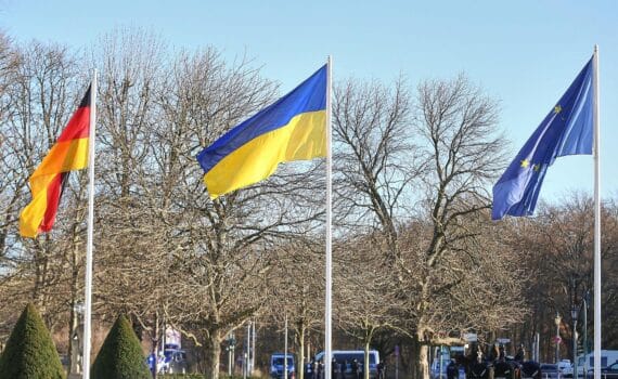 Deutschland-, Ukraine- und EU-Fahnen, Führungskräfte in Kiew treffen sich zur Unterstützung der Ukraine, Archivfoto.