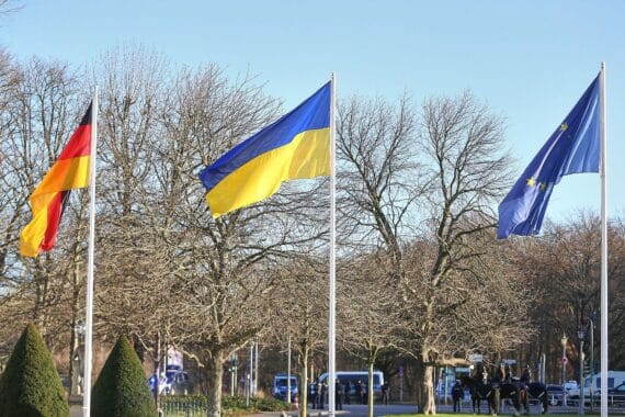 Deutschland-, Ukraine- und EU-Fahnen, Führungskräfte in Kiew treffen sich zur Unterstützung der Ukraine, Archivfoto.