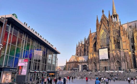 Kölner Hauptbahnhof mit Dom im Hintergrund; Debatte um Ausländerbehörde und Abschiebungsvorbereitung in Köln.