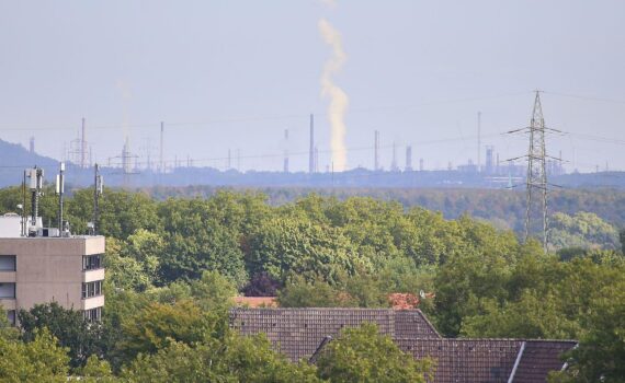 Ruhrgebiet mit Rathaus/Stadtverwaltung; Politiker fordern Tempo und Strukturen gegen Sozialleistungsmissbrauch.