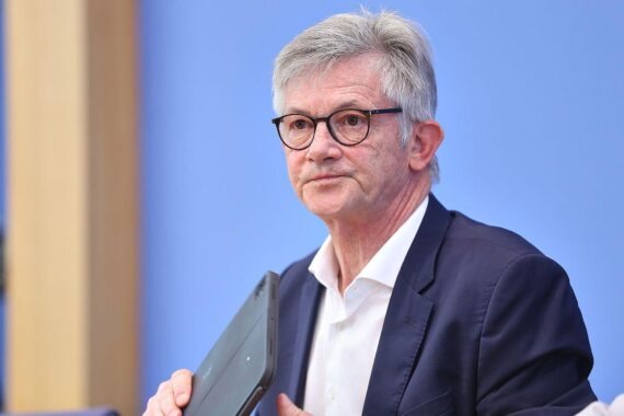 Ralph Spiegler (Archiv) bei einem Interview, Thema Hitzeschutz und Finanzierung für Kommunen.