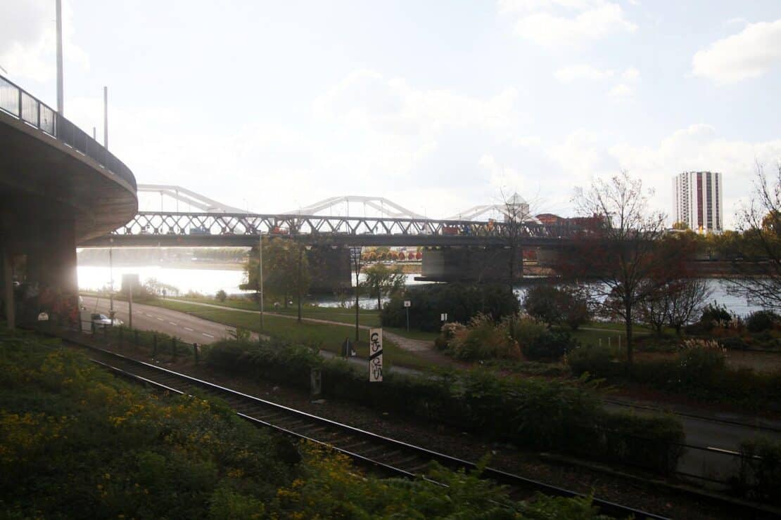 Konrad-Adenauer-Brücke zwischen Ludwigshafen und Mannheim nach Granatenfund gesperrt