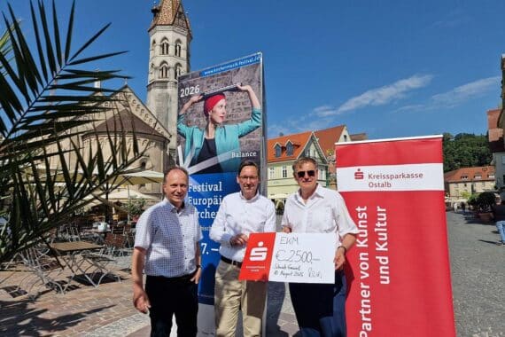 Übergabe einer 2.500-Euro-Spende für das EKM-Festival auf dem Marktplatz Schwäbisch Gmünd.
