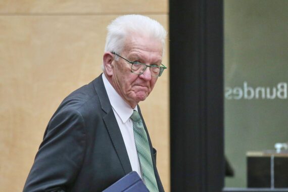 Winfried Kretschmann (Grüne), Porträtfoto im Archiv, lobt Bundeskanzler Friedrich Merz (CDU) in der Presse.