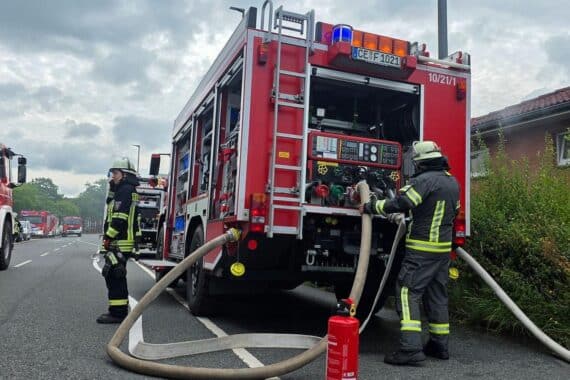 Feuerwehr im Einsatz bei Küchenbrand: Grillplatte und Fritteuse in einem Imbiss in Celle-Altenhagen.