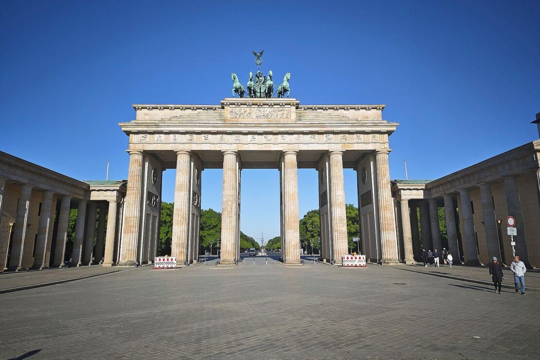 Künstler Cattelan zeigt Werk über Brandenburger Tor