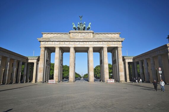 Brandenburger Tor aus Holz: Cattelans Kunstwerk „Purgatory“ in der Neuen Nationalgalerie.