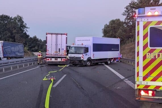 Unfall auf der A30: LKW prallt in Baustellenabsicherung, beide LKW blockieren die Fahrbahn.