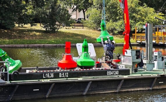 Fahrwassertonnen am Fluss bei Niedrigwasser; Verkehrsminister fordern Maßnahmen gegen ausbleibende Wasserstände.