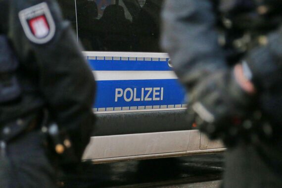 Polizei-Archivfoto: Einsatzkräfte nach gefährlicher Körperverletzung auf der Kronprinzenbrücke in Berlin-Mitte.