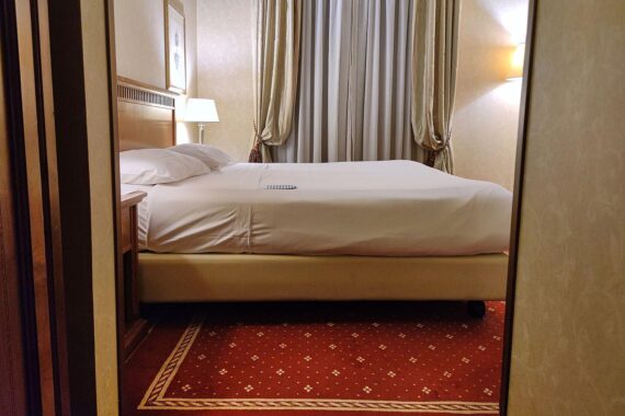 Gericht Köln: Hotel-Check-in verweigert, Familie erhält Reisepreisminderung 60% und Entschädigung, Hotelzimmer im Archiv.