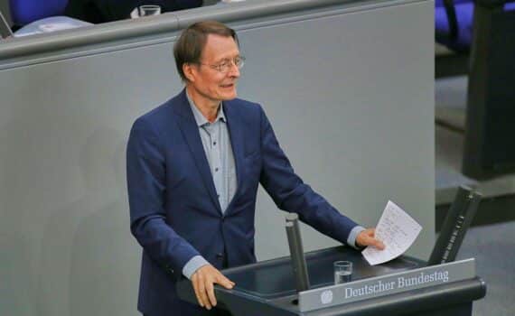 Karl Lauterbach im Archivfoto; Schlagzeilen zur Streitdebatte um „Rente mit 63“ und Rentenreform.