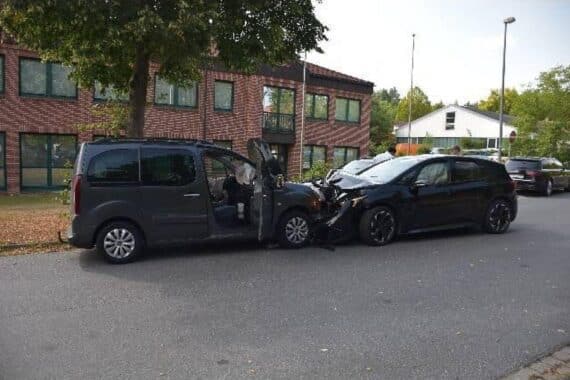 Zwei verunfallte Fahrzeuge nach Frontalzusammenstoß in Jesteburg, Polizeiarbeit vor nicht mehr fahrbereiten Autos.
