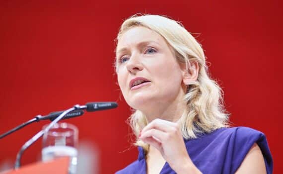 Ines Schwerdtner (Die Linke) fordert Enteignungen in Berlin; Wahl im Abgeordnetenhaus am 20. September.