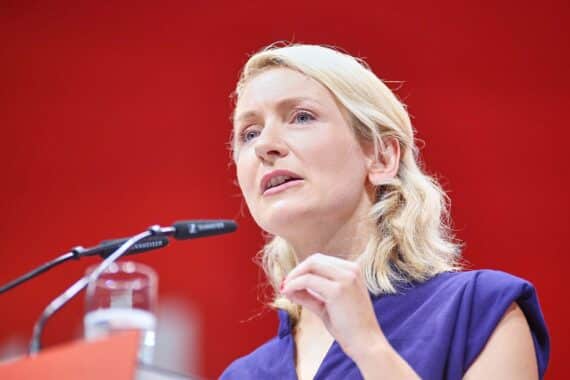 Ines Schwerdtner (Die Linke) fordert Enteignungen in Berlin; Wahl im Abgeordnetenhaus am 20. September.
