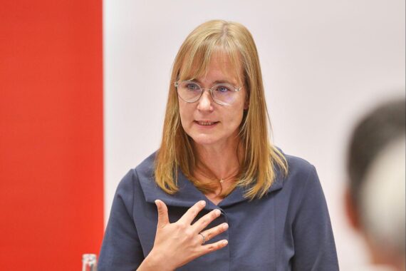 Eva von Angern, Spitzenkandidatin Die Linke Sachsen-Anhalt, bei einem Pressefoto (28.08.2026).