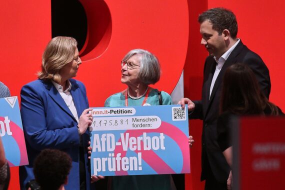 Bärbel Bas und Lars Klingbeil mit Schild: Petition fordert ernsthafte Prüfung/AfD-Verbot (Archivfoto).