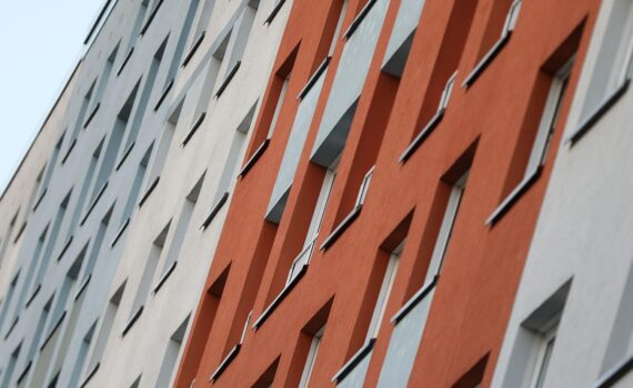 Plattenbau-Wohnungen im Archiv, Hitzeschutz: Linke fordert Mietminderung bei zu warmen Wohnräumen.