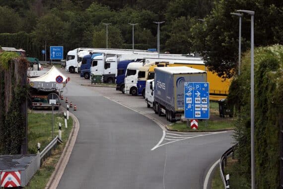 Lkw im Archivfoto: Kritik der Linken am geplanten Aufheben des Sonntagsfahrverbots wegen Niedrigwasser.