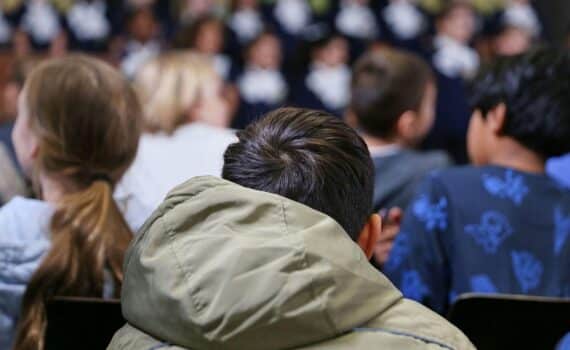 Kinder in einer Schule (Archiv): Kritik an der „Frühstartrente“ der Bundesregierung.