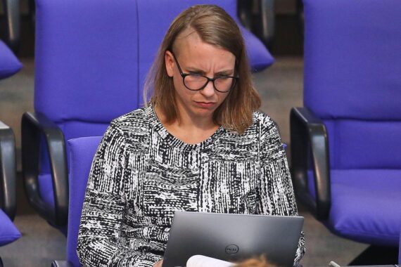 Anne Zerr im Archivfoto; Thema: rechtswidrige Sonn- und Feiertagsarbeit sowie sinkende Arbeitszeitkontrollen.