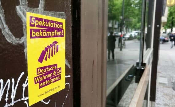 Protest gegen „Deutsche Wohnen & Co. enteignen“: Transparente vor dem Berliner Wohnungs-Thema.