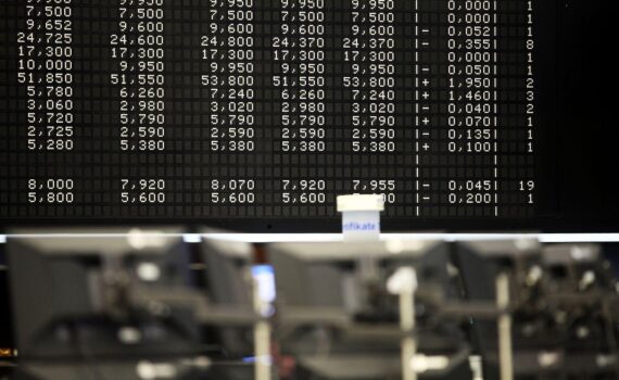 Anzeigetafel an der Frankfurter Börse; Linke fordert Finanztransaktionssteuer und Steuereinnahmen für Bahn und Energien.