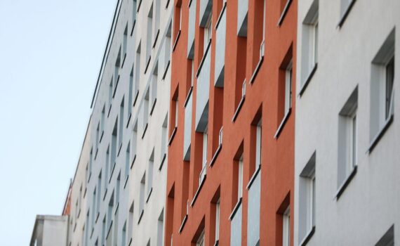Plattenbau-Wohnungen (Archiv) mit Hinweis auf geplante Wohngeldkürzungen und drohende Mietpreisbelastung.