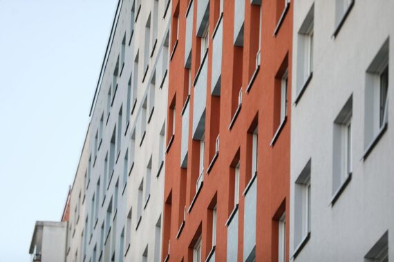 Plattenbau-Wohnungen (Archiv) mit Hinweis auf geplante Wohngeldkürzungen und drohende Mietpreisbelastung.