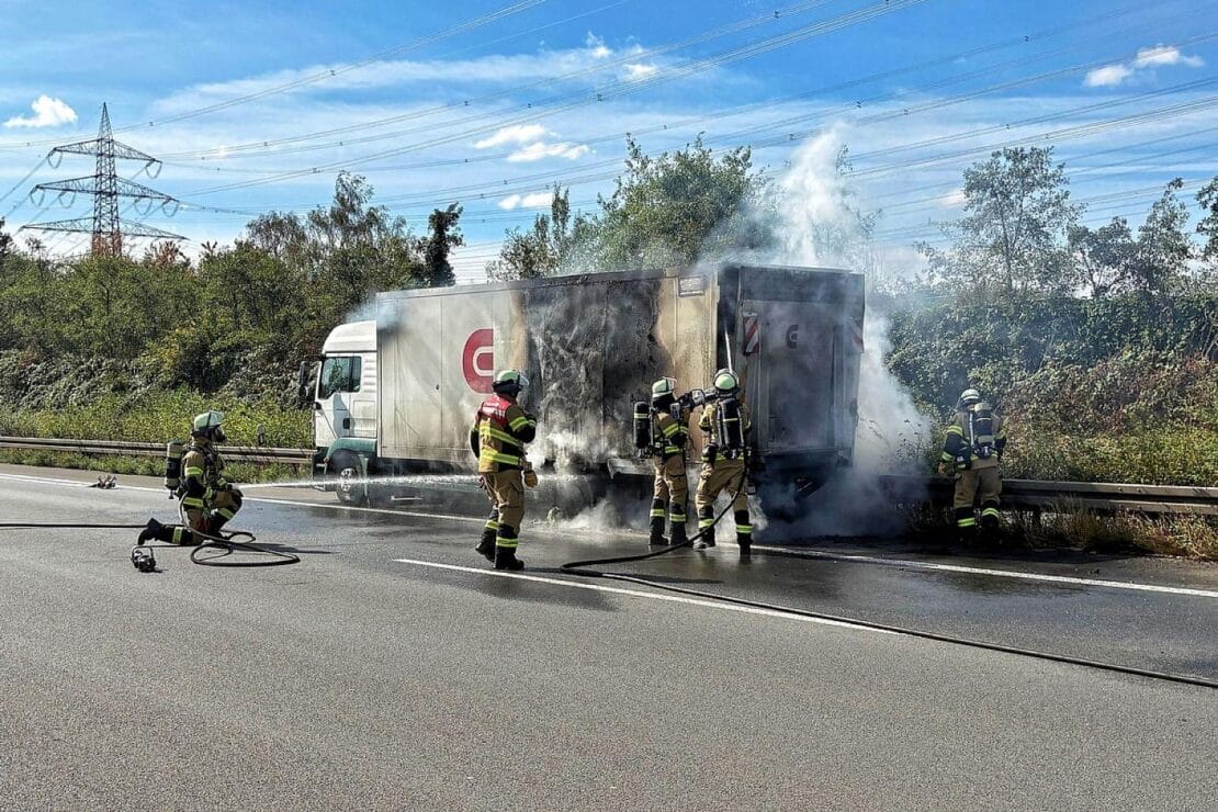 Lkw-Aufbau brennt auf der A57 bei Neuss