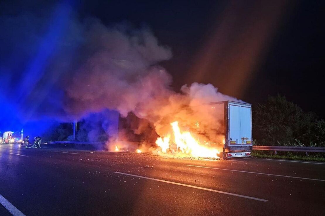 Lkw-Auflieger brennt auf der A2 bei Rennau