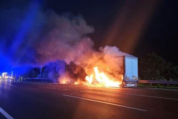 Brennender Sattelauflieger auf der A2 bei Rennau, Feuerwehrhelmstedt im Einsatz; Getränkeflaschen-Transport.