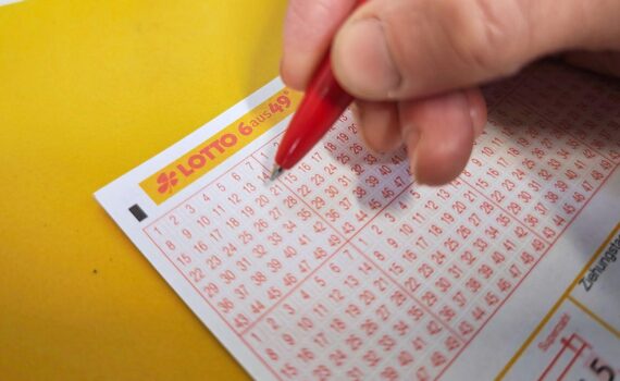 Lotto-Spielschein „6 aus 49“ (Archiv) mit gezogenen Zahlen: 15, 23, 24, 36, 44, 49, Superzahl 0.