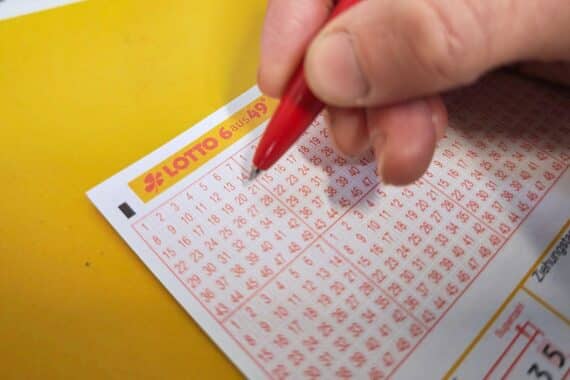 Lotto-Spielschein „6 aus 49“ (Archiv) mit gezogenen Zahlen: 15, 23, 24, 36, 44, 49, Superzahl 0.