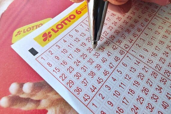 Spielschein mit Lottozahlen „6 aus 49“, Superzahl 8 und Jackpot-Hinweis aus dem Saarbrücken-Artikel.