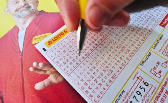 Lotto-Spielschein für „6 aus 49“ mit gezogenen Zahlen und Hinweisen zu Gewinn/Glücksspiel.