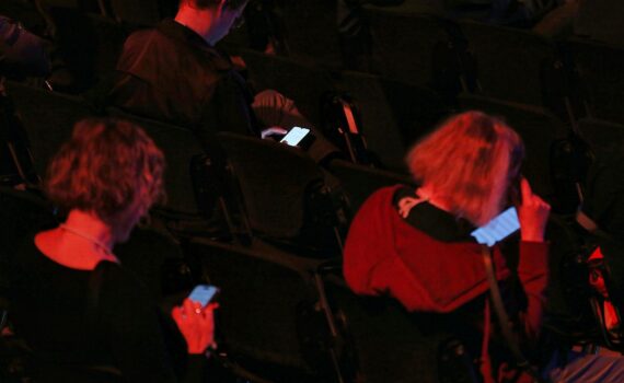 Menschen mit Smartphone; Hintergrund: drohender Prozess gegen Meta, Instagram/Facebook, psychische Folgen für Minderjährige.