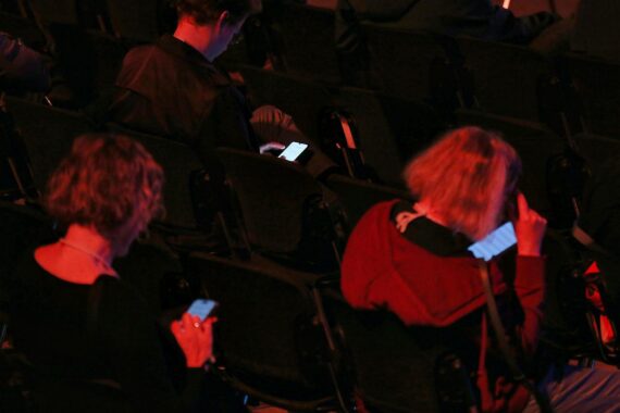 Menschen mit Smartphone; Hintergrund: drohender Prozess gegen Meta, Instagram/Facebook, psychische Folgen für Minderjährige.