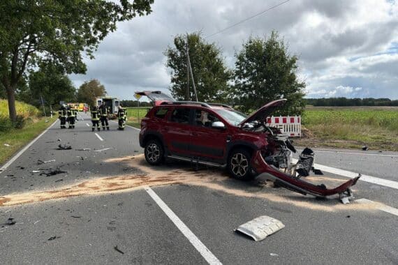 Unfallwagen nach Kollision auf Straße in Aurich-Brockzetel, Dacia nicht mehr fahrtauglich (Archivfoto).