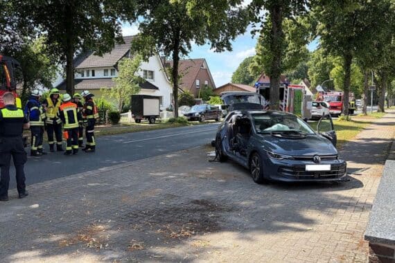 Verunfallte Autos nach Zusammenstoß in Brockel, Rettungsmaßnahmen durch Feuerwehr; zwei Pkw, drei Verletzte (Archivfoto).