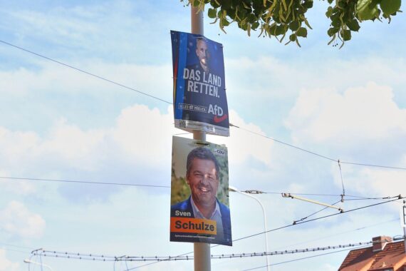 Wahlplakate vor Landtagswahl Sachsen-Anhalt, CDU-Bundeskanzler Friedrich Merz wirbt um AfD-Wähler.