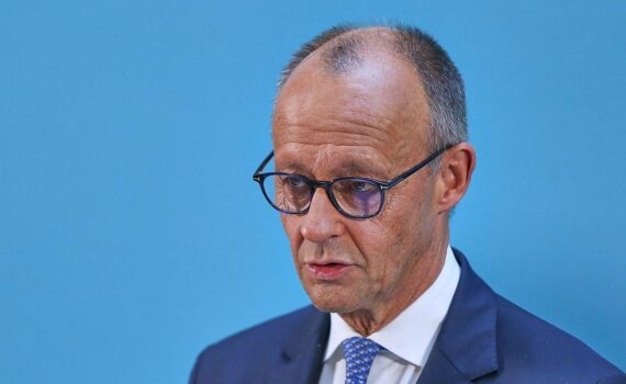 Friedrich Merz im Waldbrandgebiet Hürtgenwald, mit Helfern und Feuerwehrleuten im Einsatz.