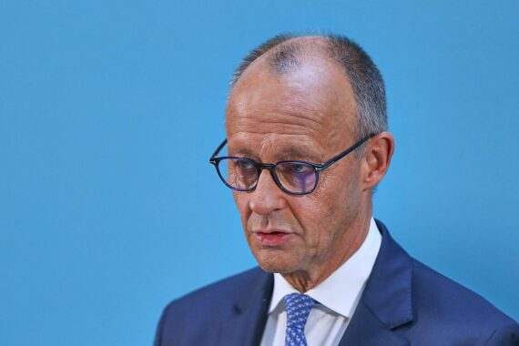 Friedrich Merz im Waldbrandgebiet Hürtgenwald, mit Helfern und Feuerwehrleuten im Einsatz.