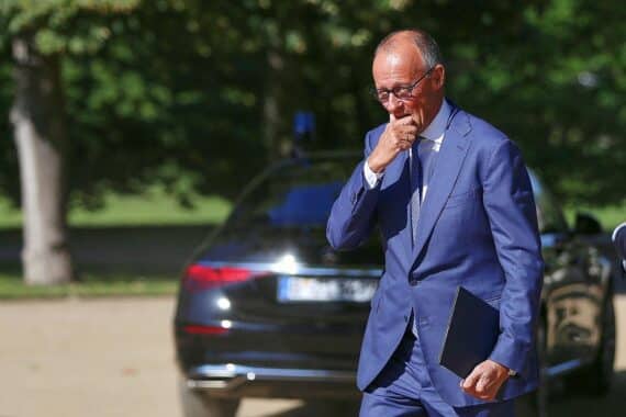 Friedrich Merz in Berlin: Umfrage zeigt geringe Zustimmung und Vertrauen, viele Bundesbürger unzufrieden.