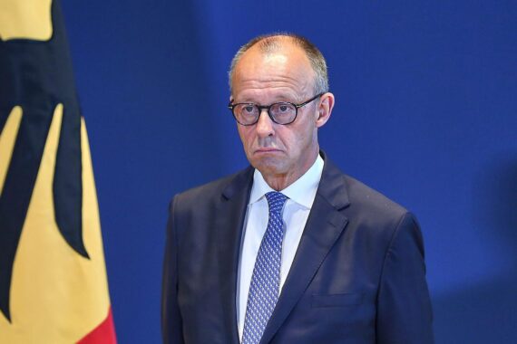 Friedrich Merz im Archivfoto; Hintergrund: Drohnen-Vorfall am Leipziger Flughafen, Berlin.