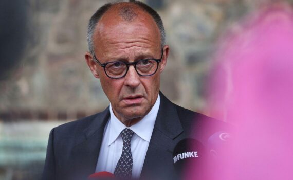 Friedrich Merz besucht das Waldbrandgebiet in Hürtgenwald, dankt Einsatzkräften, bespricht Lehren aus Löscharbeiten.