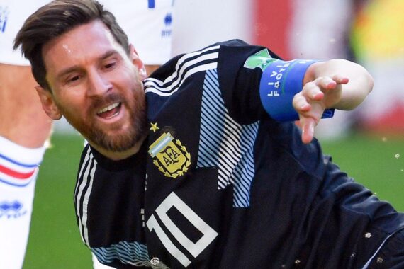 Lionel Messi im Argentinien-Trikot, Kopf leicht nachdenklich, Rücktritt aus der Nationalmannschaft angekündigt.